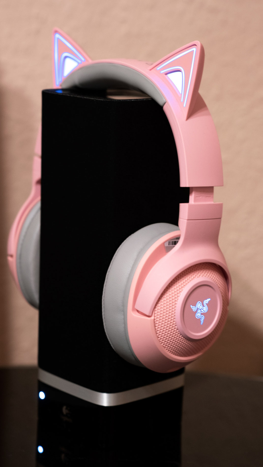 In Zeiten von Homeoffice, totaler Isolierung & exzessivem Gaming Wahn benötigen wir Ladies etwas, dass unsere Ohrmuscheln nicht nur komfortabel polstert, sondern auch stylish aussehen lässt: Das Razer Kraken Bluetooth Kitty Headsets | Hot Port Life & Style | 30+ Fashion & Lifestyle Blog