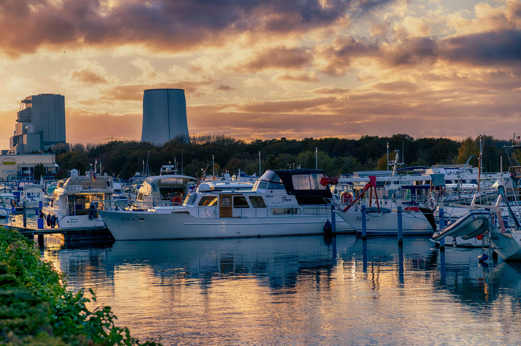 Yachthafen Marina Rünthe bei Dämmerung Kleine Entdeckungsreise mit der Fuji XT3: Wie wunderbar sich der Herbst in seiner bunten Vielfalt zeigt, wird einem erst bewusst, wenn man diese Momente digital einfängt. Ich bin mit meiner Kamera nebst Festbrennweite von Viltrox auf Erkundungstour gegangen und habe die herbstliche Farbenpracht eingefangen | Hot Port Life & Style | Lifestyle Blog aus Deutschland
