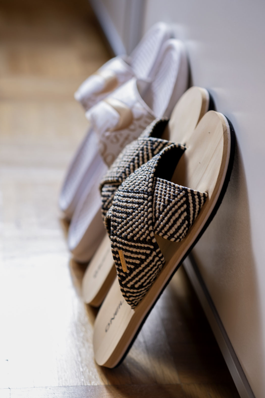 Slides: Fashion Schlappen von O´Neill Was sind Slides? Unter Slides versteht man üblicherweise Schlappen, die eine flache Sohle haben & an den Zehen offen sind. Die idealen Begleiter an heißen Tagen | Hot Port Life & Style | 30+ Style Blog