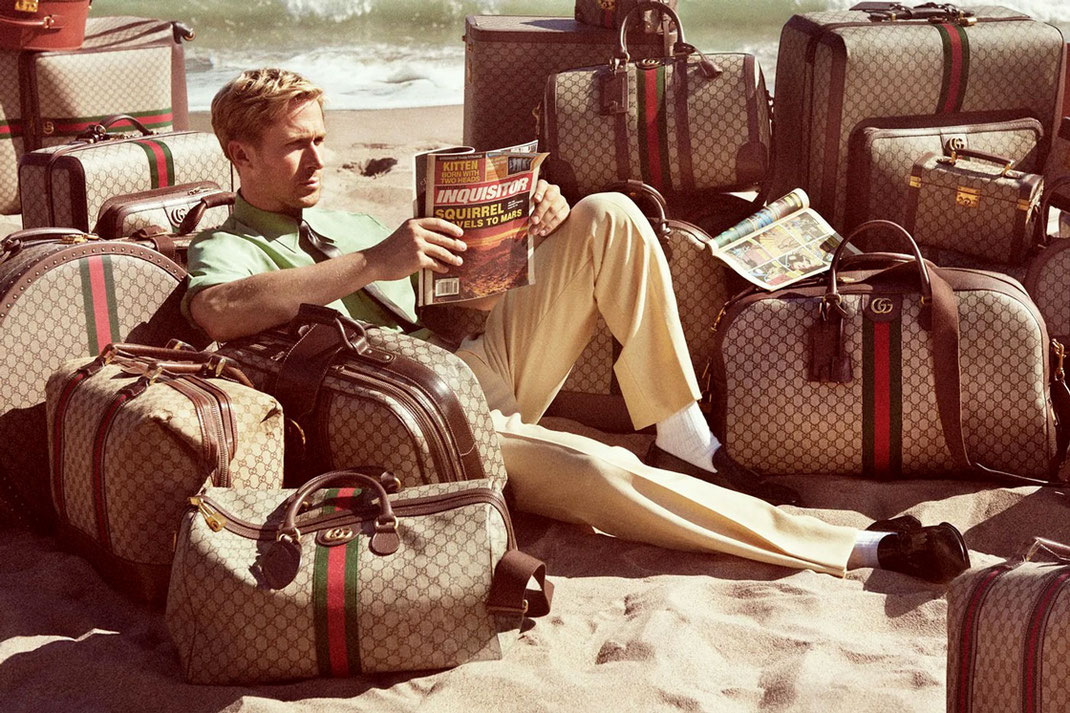 Hottie Ryan Gosling ist nach seinem Barbie Debüt in aller Munde, weswegen er sich jetzt mit einer wirklich ansprechenden Werbekampagne des Hauses Gucci zurückmeldet. Mit der Gucci Savoy Travel Kollektion lässt er Frauenherzen schmelzen | Hot Port Life & Style Blog