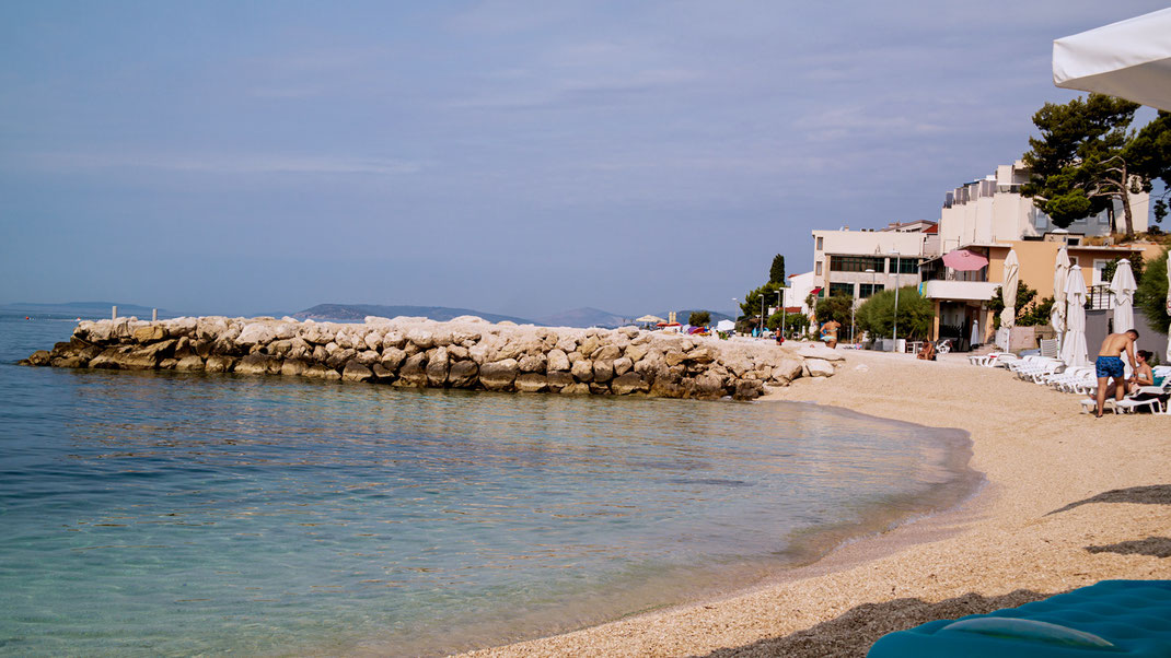 Privatstrand / Bucht Hotel Sunce, Podstrana Urlaub in Corona Zeiten: Ist das überhaupt möglich? Na klar! Bloggerin Franny Fine entführt Euch ins malerische Kroatien. In der Nähe von Split hat sie ihren persönlichen Ruhepol gefunden | Hot Port Life & Style | Deutscher Lifestyle Blog