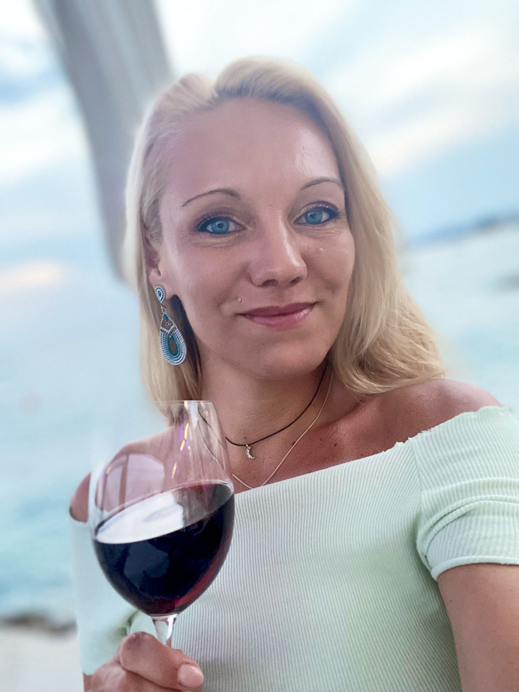 Franny im Restaurant Jure Urlaub in Corona Zeiten: Ist das überhaupt möglich? Na klar! Bloggerin Franny Fine entführt Euch ins malerische Kroatien. In der Nähe von Split hat sie ihren persönlichen Ruhepol gefunden | Hot Port Life & Style | Deutscher Lifestyle Blog