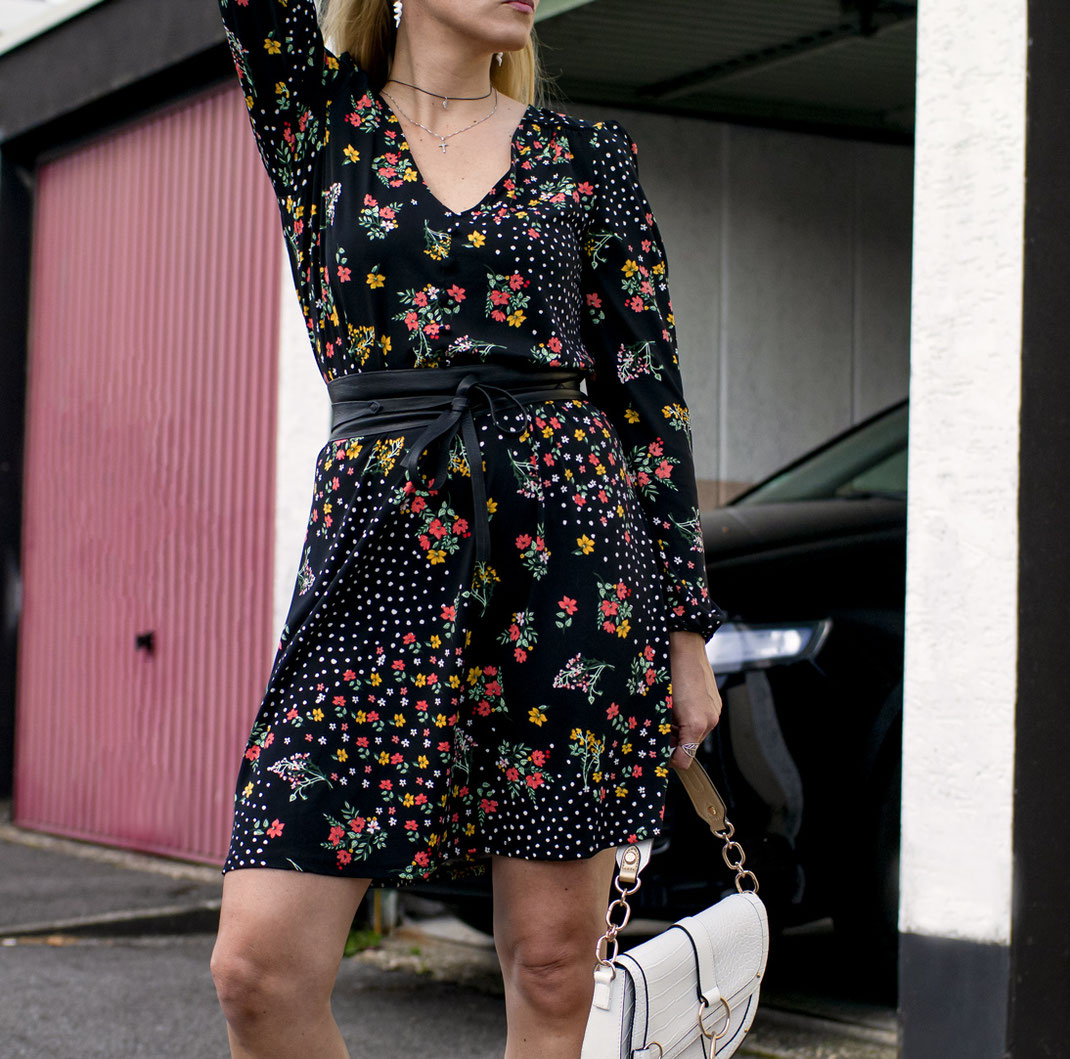 Blumenmuster kommen im Herbst groß raus Blumen haben uns bekanntlich schon immer Freude bereitet, weswegen sie uns im Herbst 2021 und auch in der Mode noch begleiten werden | Hot Port Life & Style | 30+ Style Blog