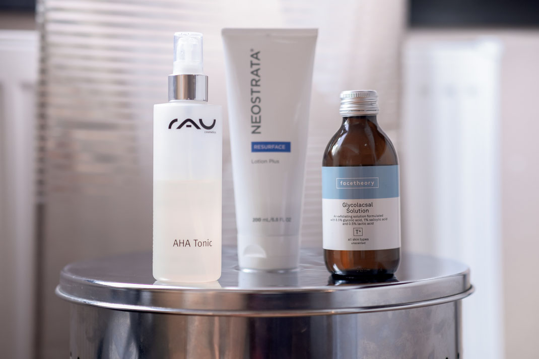 AHA Toner & Lotion Das schönste Accessoire ist unsere Haut. Wenn die jedoch nicht im Lot ist, fühlt man sich schnell unwohl und strahlt das aus | Stumpfe, müde Haut lässt sich aber Dank Fruchtsäuren im Handumdrehen wieder zum Leuchten bringen | Hot Port Life & Style | 30+ Lifestyle Blog