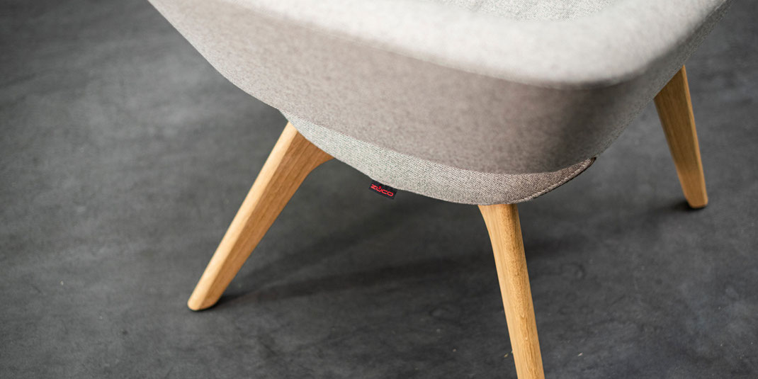 Züco, Averio, Sessel, Loungfamilie, Loungsessel, Holzgestell, Eiche, Interior Innovation Award 2020, Iconic Award 2020, Design, Beistelltisch, Iconic Award 2020 Winner