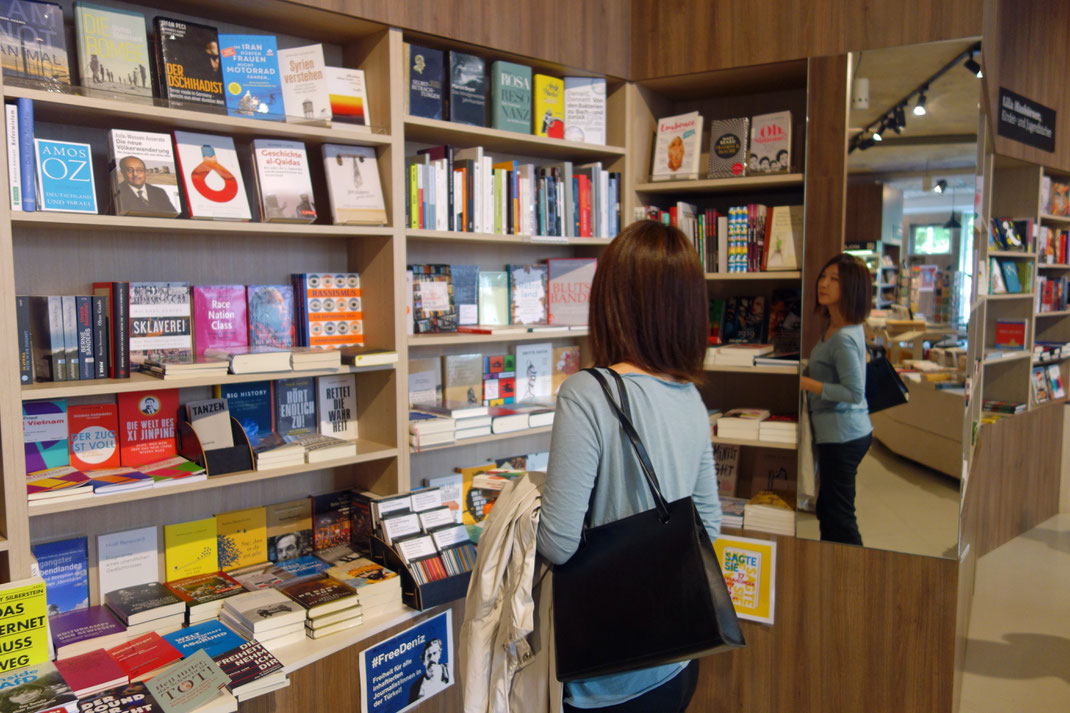 Shinhee Jonczyk von CO-WC in "ocelot, not just another bookstore"