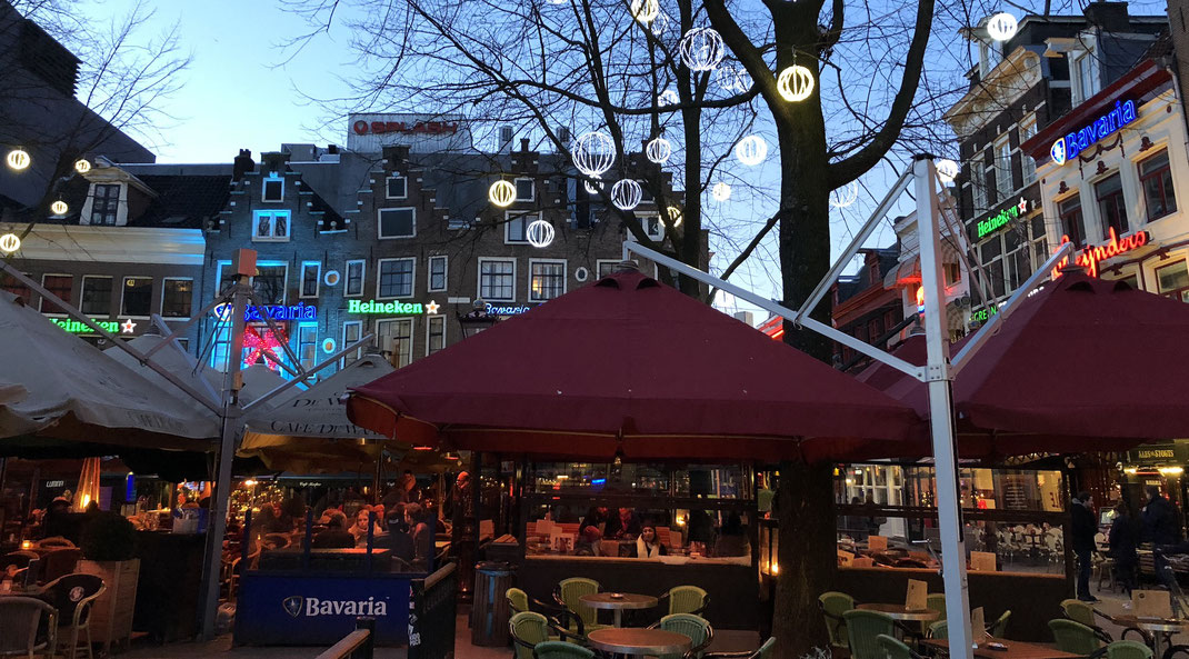 Aussengastronomie auf der Terrasse mit Sonnenschutz