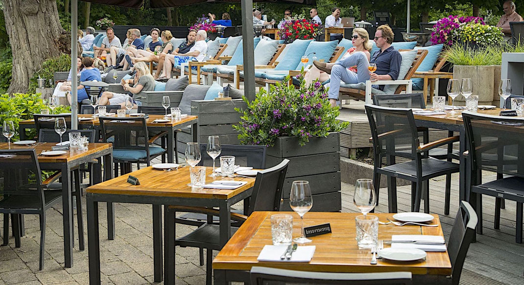 Eine volle Terrasse in der Gastronomie mit vielen Gästen und gutem Umsatz 