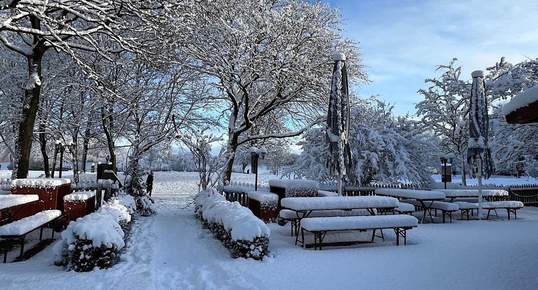 Winterterrasse im Biergarten mit viel Schnee
