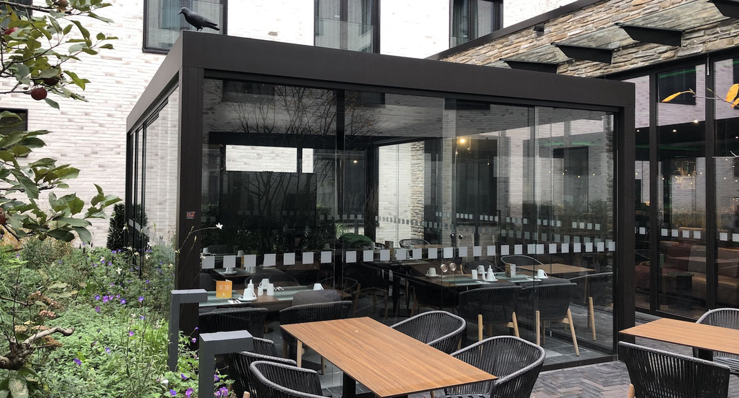 Biergarten mit einer eleganten Pergola