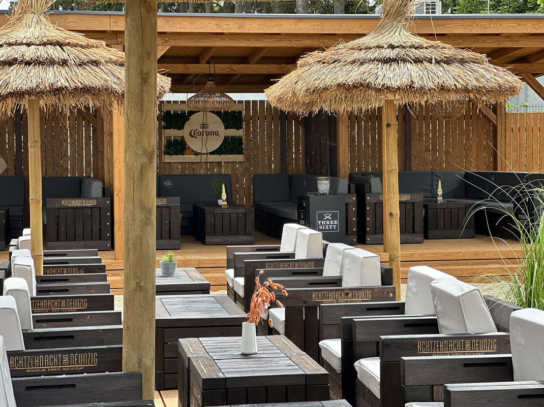Mobiliar aus Holz mit Logo des Kunden für Strandclub 