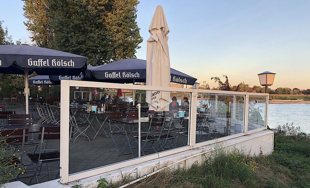 Traditioneller Biergarten am Wasser