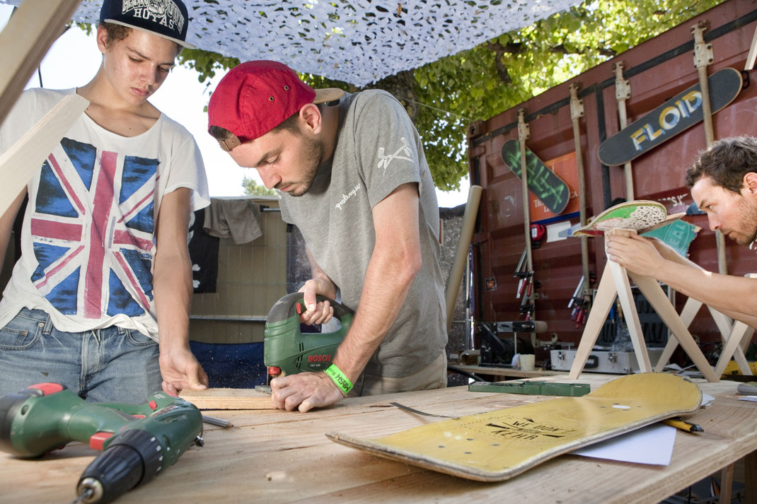 design workshop with the recycling material used skateboard. Designworkshop mit Produktdesigner. Entwerfe und baue dein eigenes Produkt aus recycelten Skateboards in der kreativwerkstatt mit unterschiedlicheten Designmethoden und Techniken. 