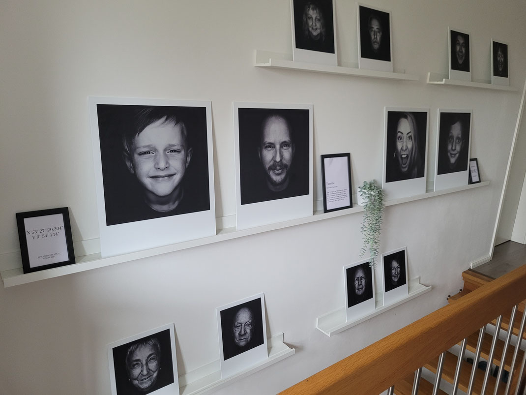 Polaroid Wand, Bilder, Familie, Stammbaum. Portraits, Treppenaufgang, Galerie, Bildergalerie, Mutter, Vater, Kind, Kinder, Gesichter, Gesicht, schwarz weiß, s/w , grau, deko, dekoriert