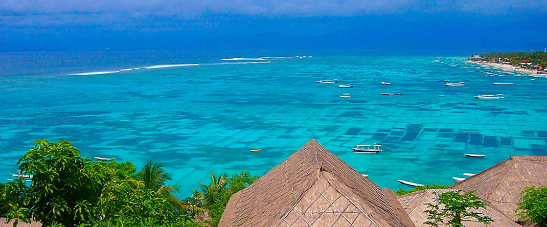 Vue en hauteur de Lembongan, où l'on devine les champs d'algues et la barrière de corail au loin