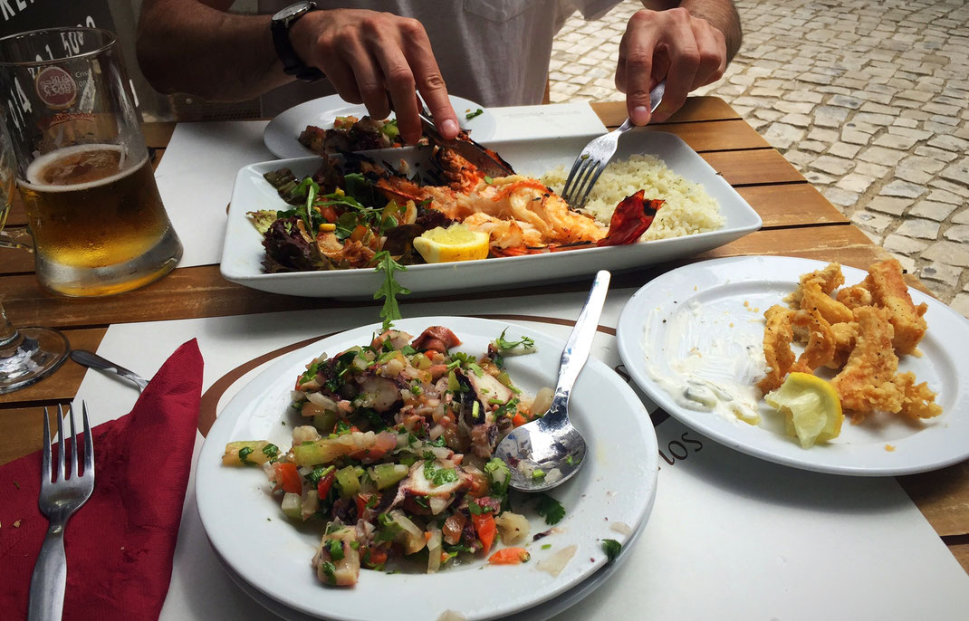 Orgie de poisson : Salade de poulpe, calamar frits et Tiger prawn à la Casa Portuguesa