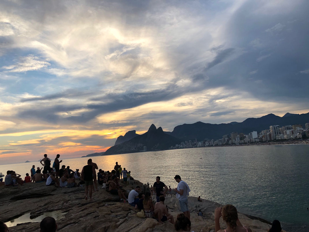 Coucher de soleil sur le rocher Arpoador à Ipanema