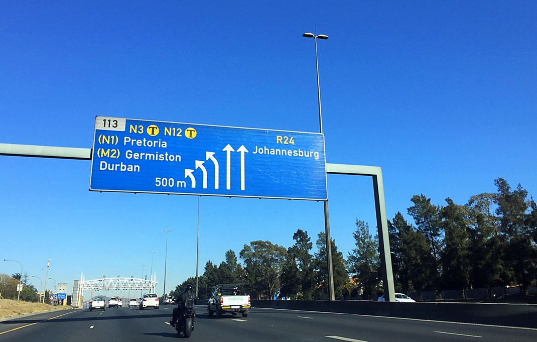Sur l'autoroute en arrivant à johannesbourg