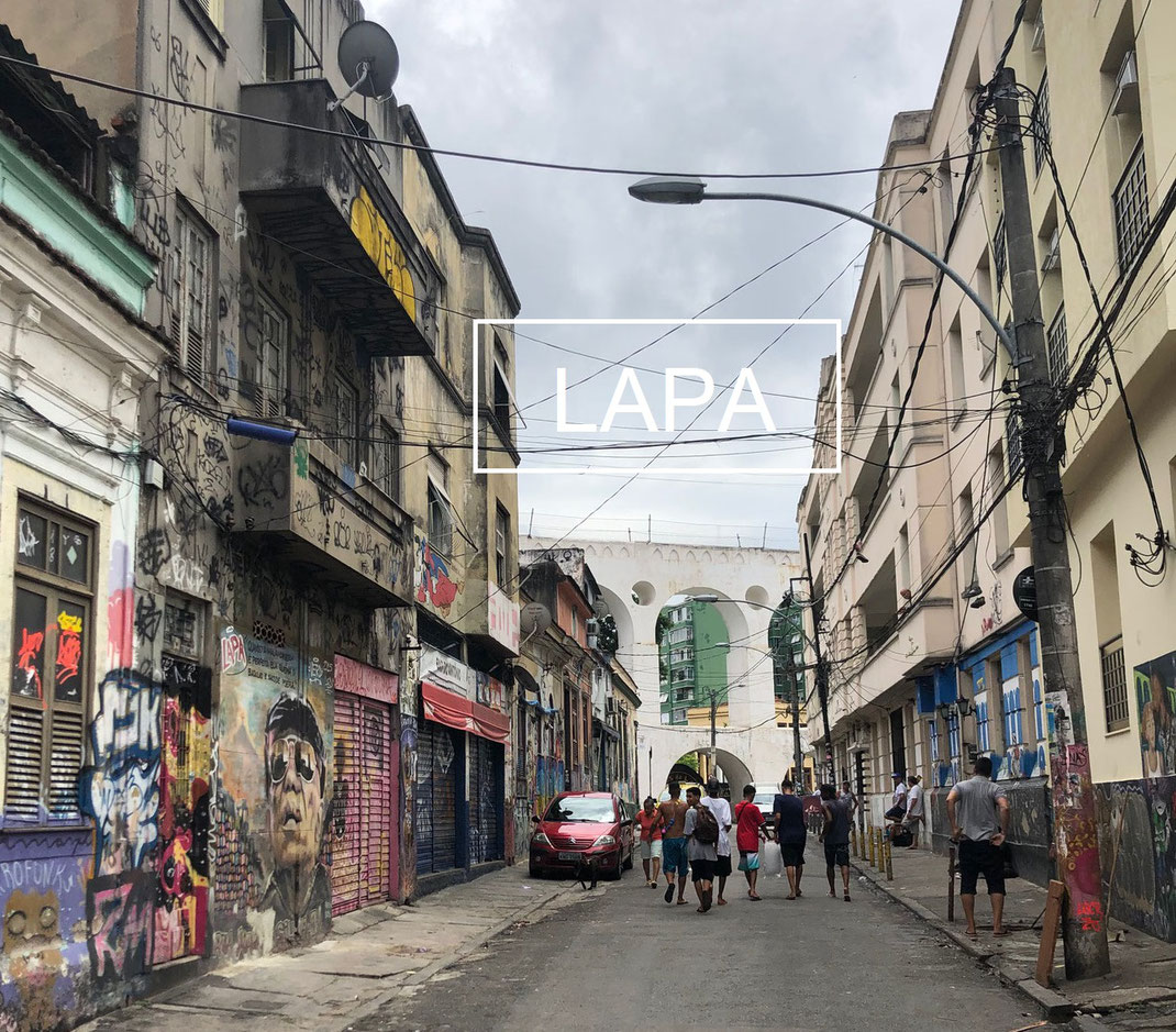 Une rue de Lapa avec l'arche au loin