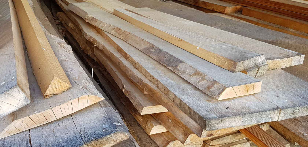 Holz in der Ablagerung