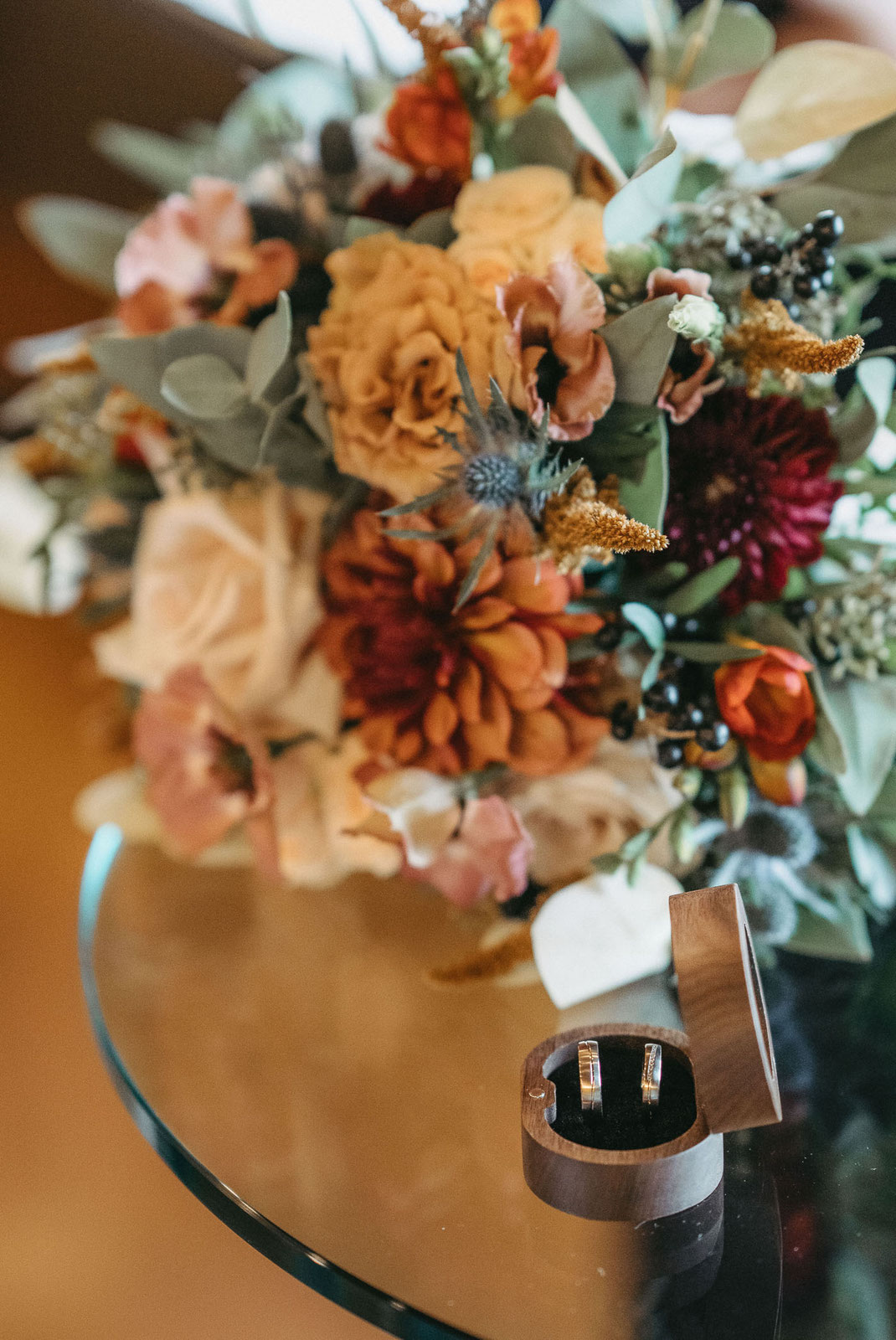 Detailaufnahme der Ringübergabe während der Hochzeit in der Villa Esche.