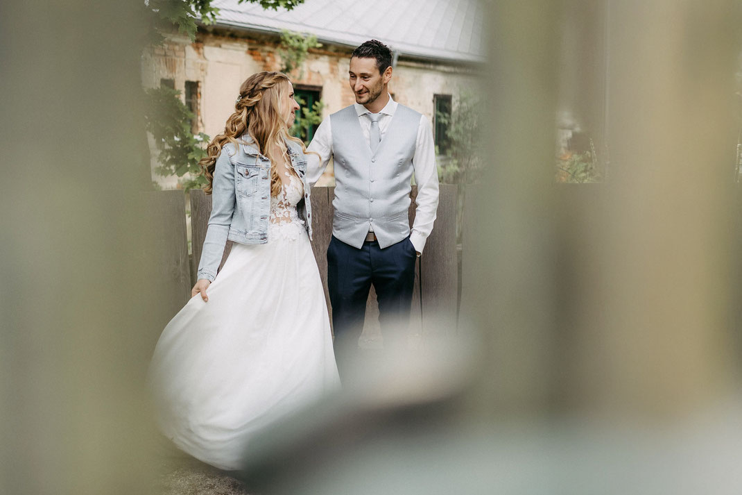 Ein glückliches Brautpaar zur Hochzeit im Pfaffengut Plauen - Hochzeitsfotograf im Vogtland 