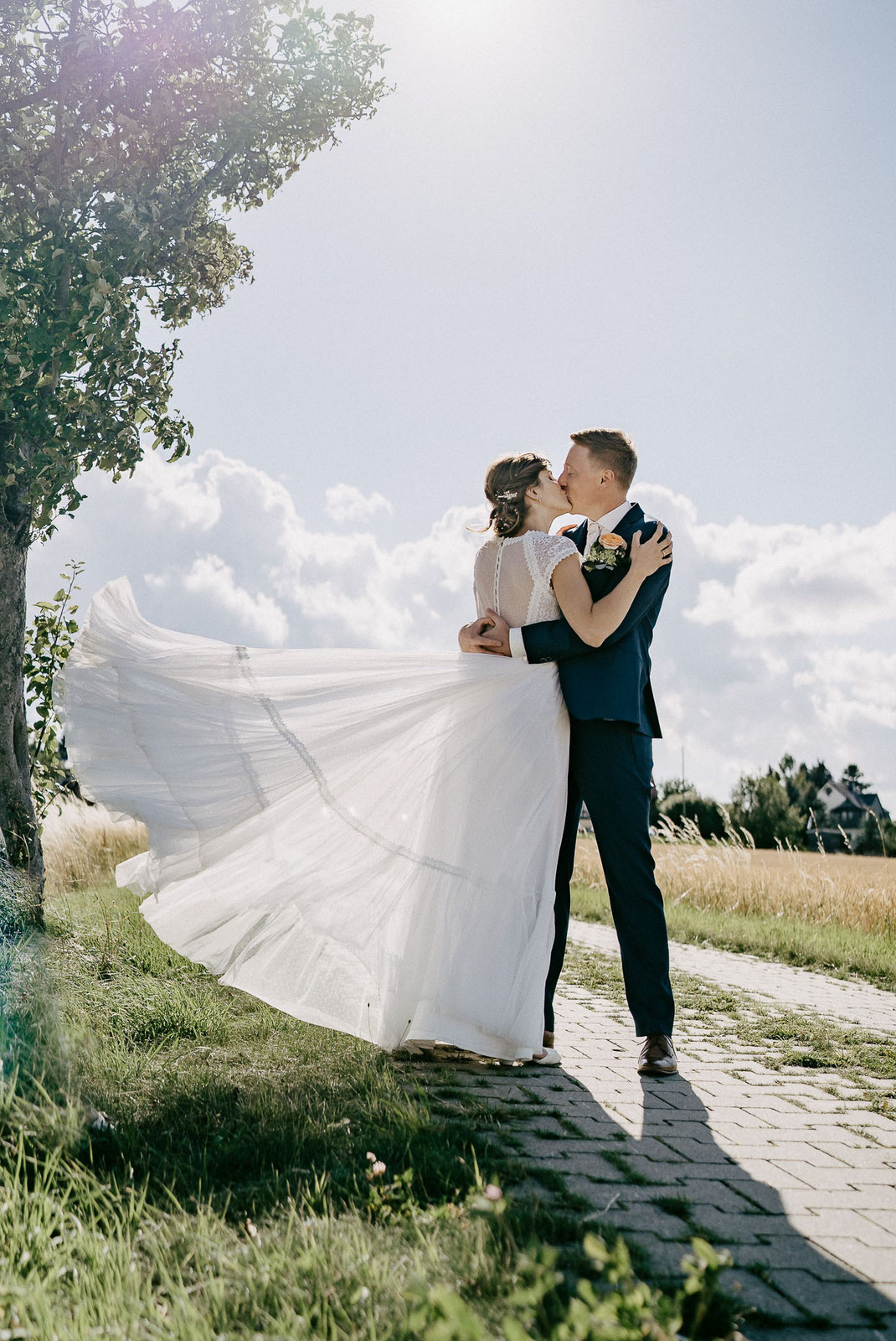 Weitläufige Felder: Hochzeitsfotos in der Natur: Brautpaar im goldenen Kornfeld am Hotel Neue Höhe in Klingenberg.