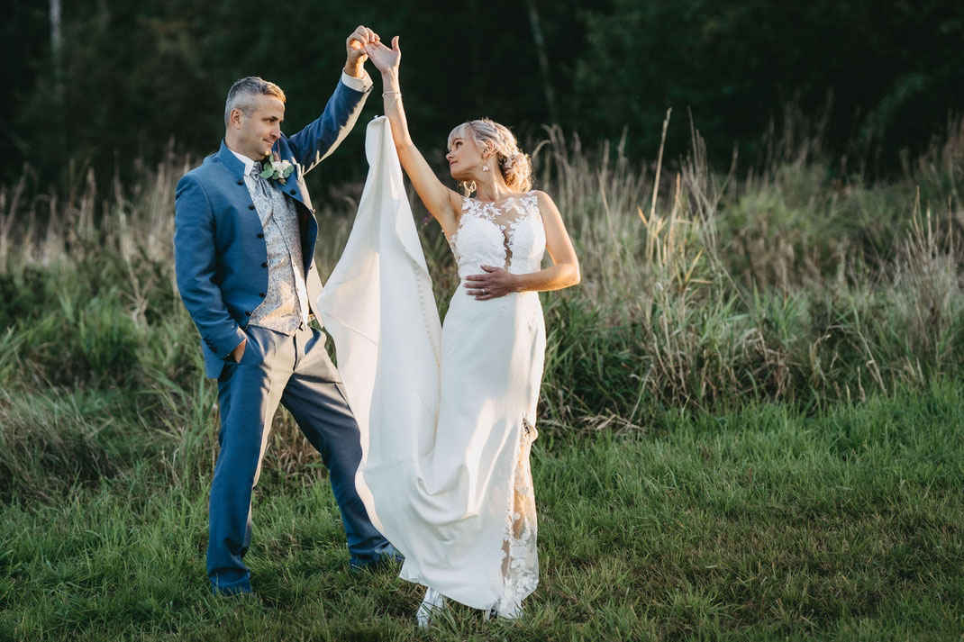 Hochzeit Waldhof Börnichen - Hochzeitsfotograf im Erzgebirge: Brautpaar tanzt auf der Wiese