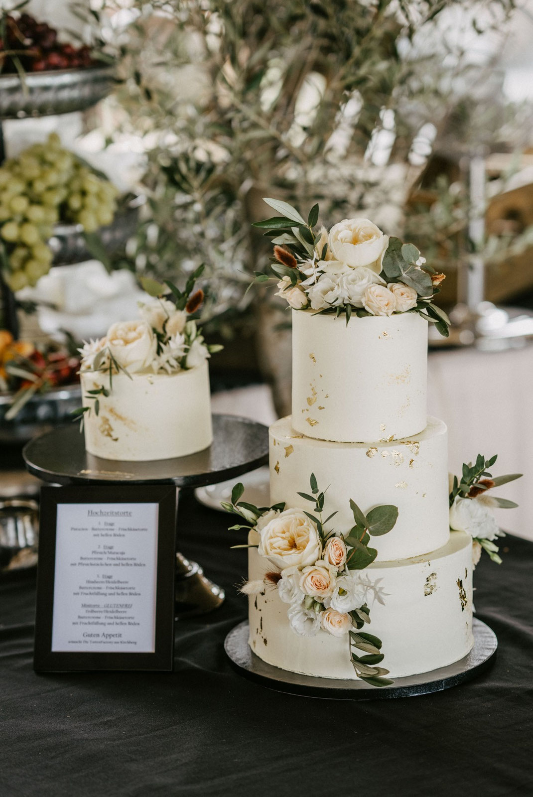 Die Hochzeitstorte ist mit Blattgold verziert.