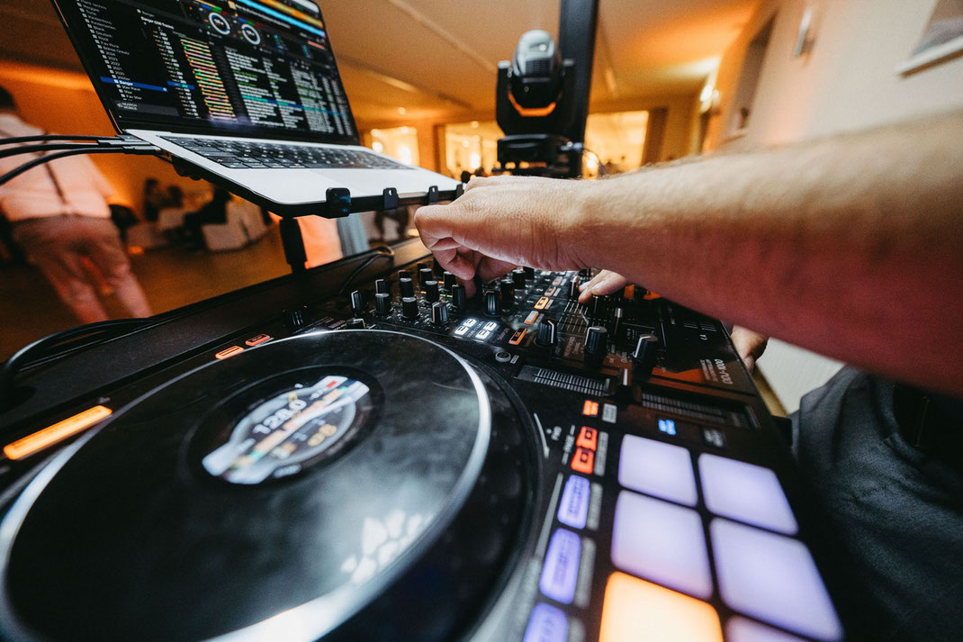 großaufnahme dj pult im ambrossgut