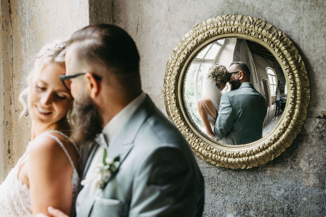 Einzigartige Hochzeitsporträts in einer Kunstgalerie als Alternative zum Shooting auf der Wiese der Himmelsmühle.