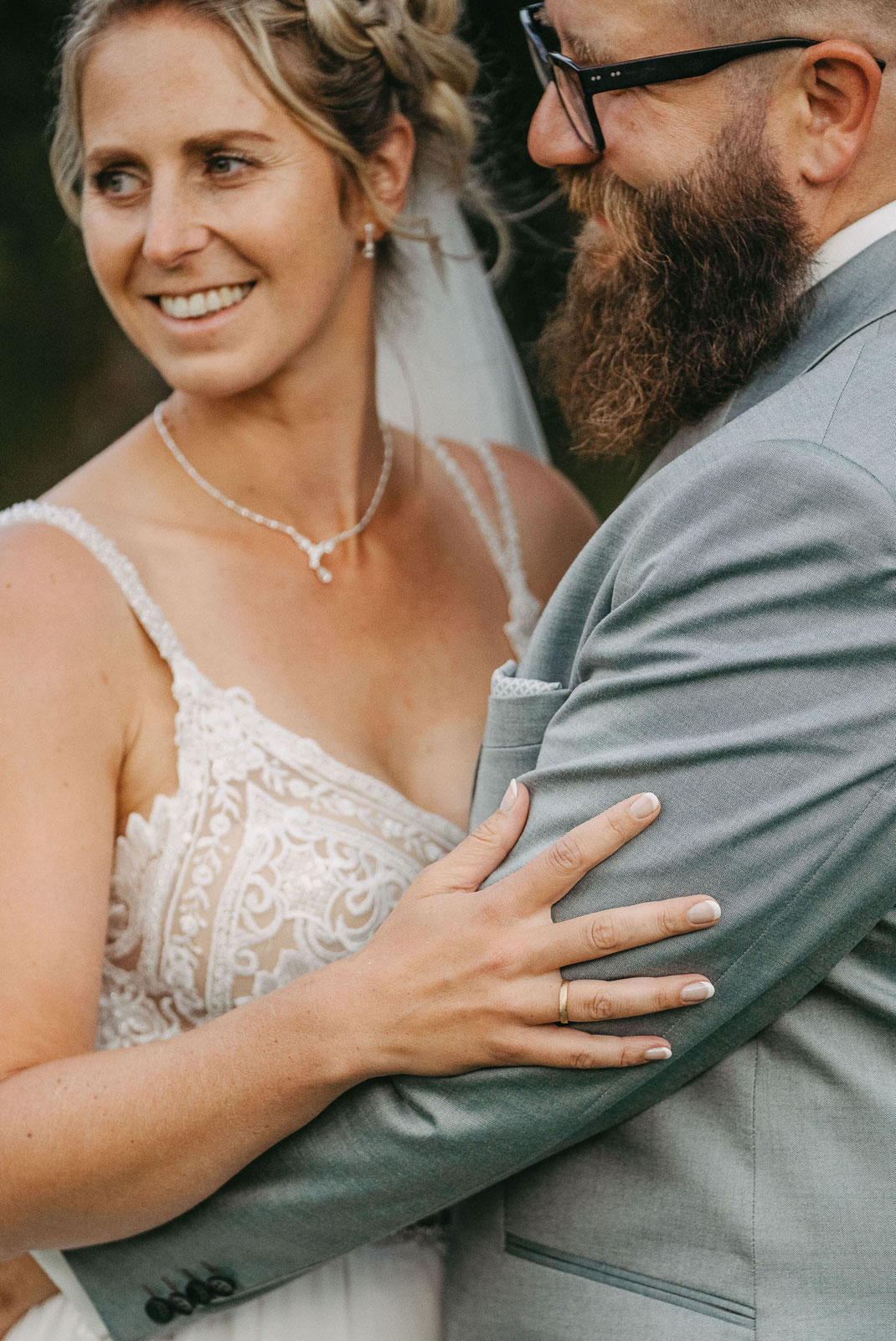 Brautpaar Maria und Tilman im goldenen Abendlicht auf der Streuobstwiese im Erzgebirge fotografiert von einem Hochzeitsfotografen.