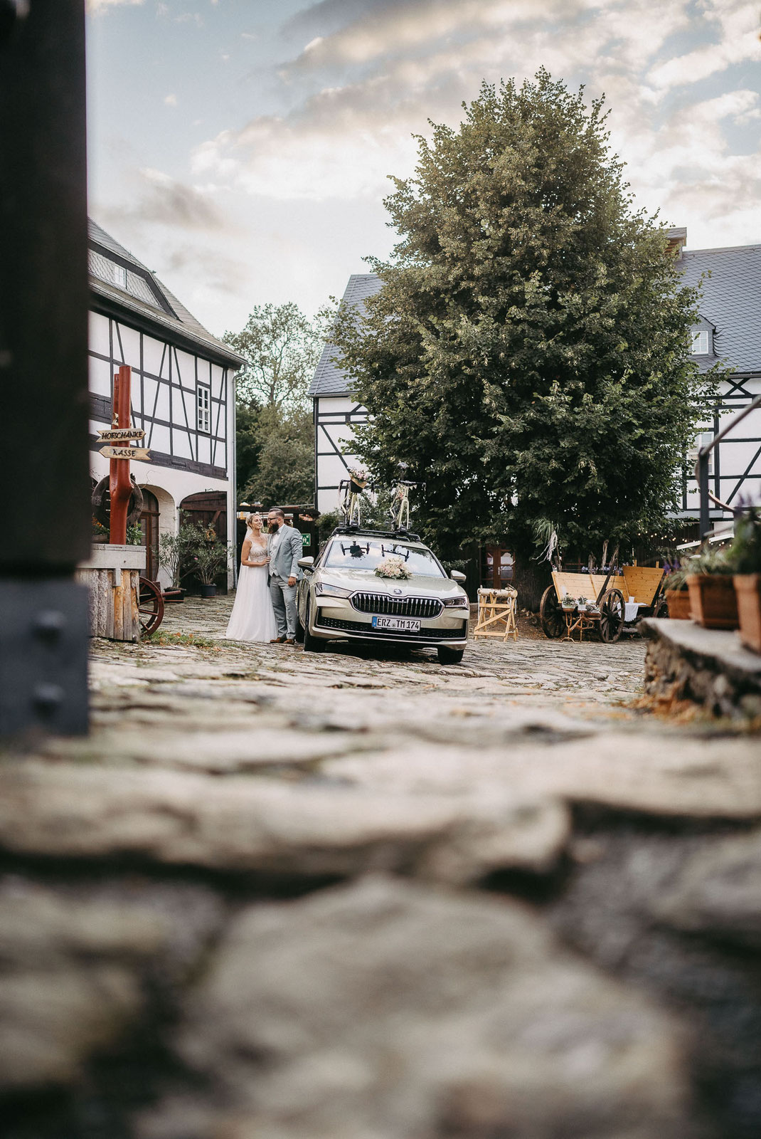 Lichtecht Hochzeitsfotografie Ben Pfeifer nutzt den Kontrast zwischen Regen und Sonne im Erzgebirge.