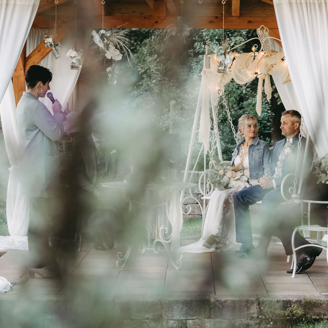 trauung im waldhof börnichen mit kathrin ardelt unter dem pavillon im garten. als hochzeitsfotograf im waldhof