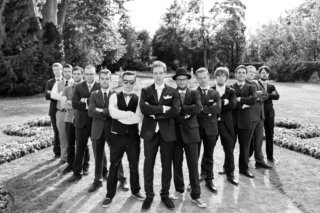 gruppenfoto trauzeugen, gruppenfoto hochzeit, park schloss lichtenwalde