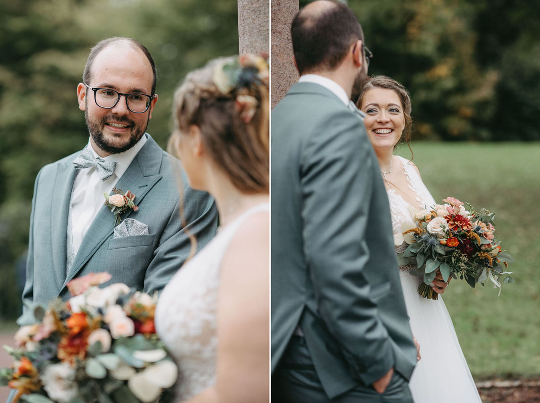 Lachendes Brautpaar beim Shooting am kleinen Schlossteich.