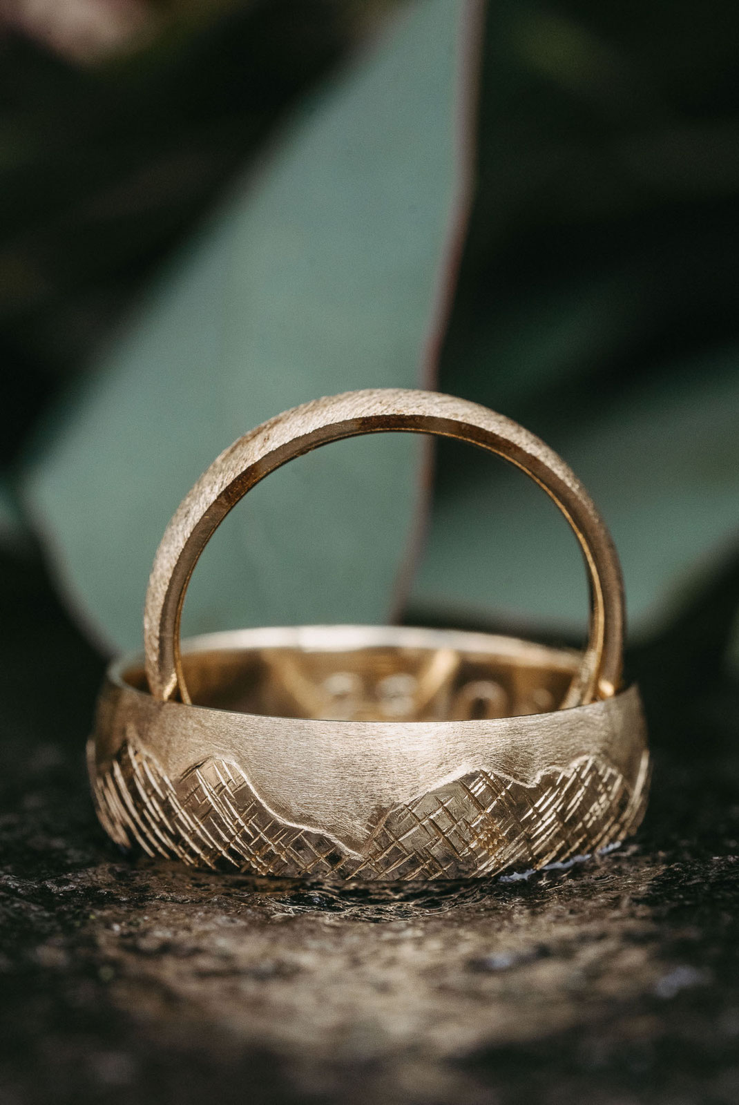 Detailaufnahme der Eheringe: Das Erzgebirge ist in die goldenen Ringe eingraviert - hier fahren beide Radtouren.