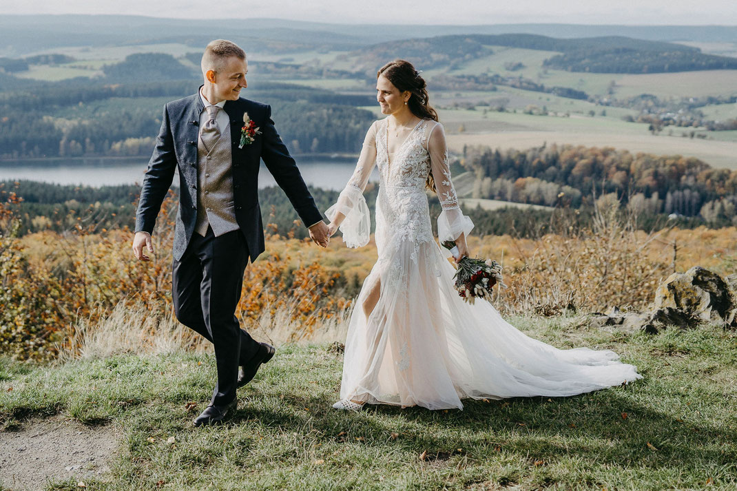 Vanessa udn Matthias spazieren die Wanderwege entlang des Bärenstein.