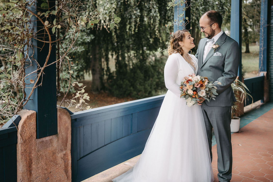 Authentische Hochzeitsfotografie: Der magische First Look Moment im Herbst.