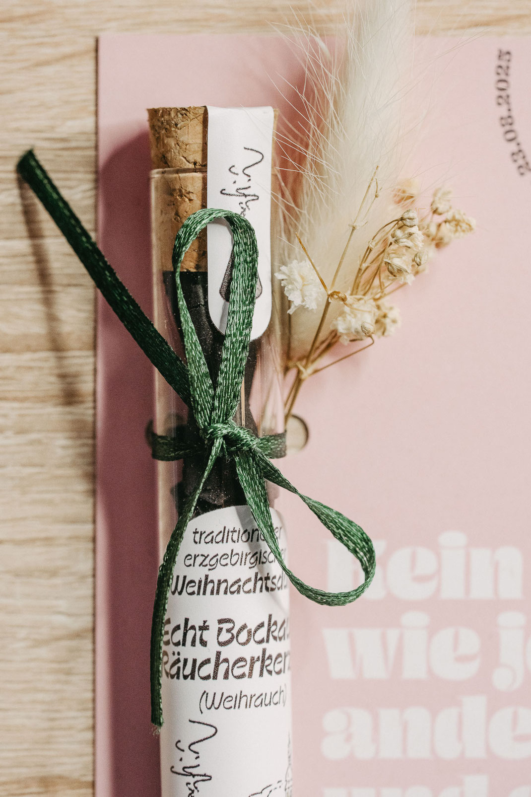 Bockauer Räucherkerzen: Jeder Gast bekam eien Packung der bekannten Karzln aus dem Erzgebirge.