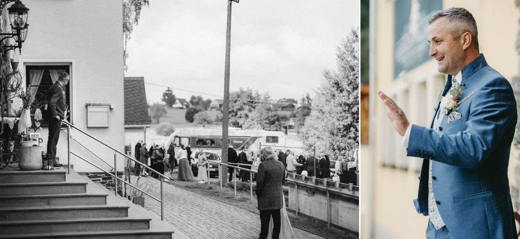Braäutigam steht auf der Treppe vor dem Waldhof Börnichen. Er winkt den eintreffenden Hochzeitsgästen zu.