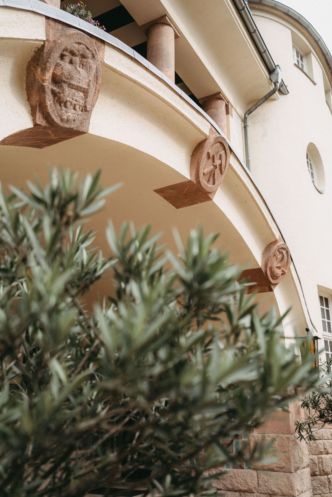 Erzgebirge im Detail: Hammer und Schlegel zieren den Eingangsbereich des exklusiven Hotels "Das Wolfsbrunn" 