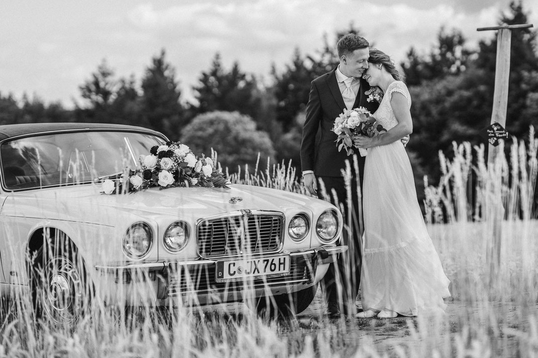 Hochzeitsfotograf Dresden: Romantisches Paarshooting in den goldenen Kornfeldern von Klingenberg.