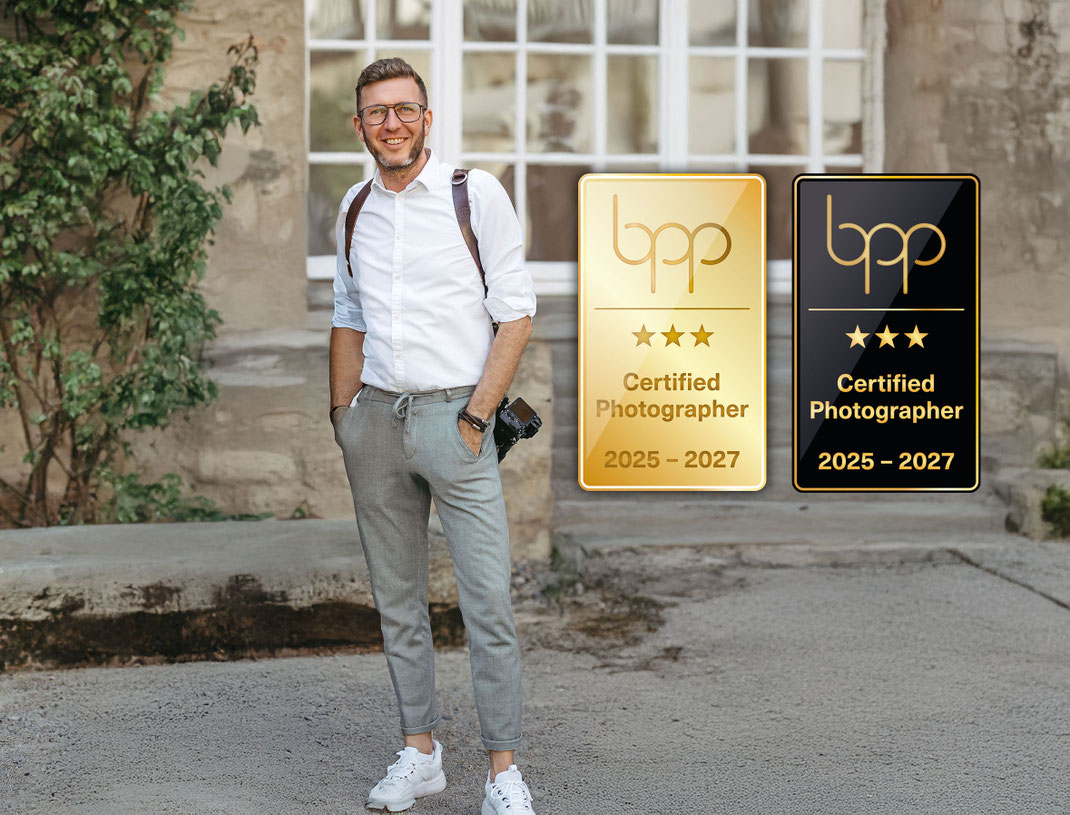 Ben Pfeifer Fotograf, hochkant, Auszeichnung zum Certified Photographer mit 3 Sternen des bpp, Ben Pfeifer in seinem Studio in Annaberg Buchholz