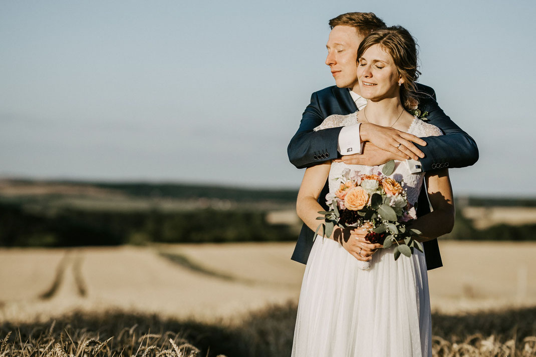 Warmes Licht im Kornfeld: Golden Hour Shooting im Erzgebirge: Lichtechte Hochzeitsfotos von Ben Pfeifer zwischen den Ähren.