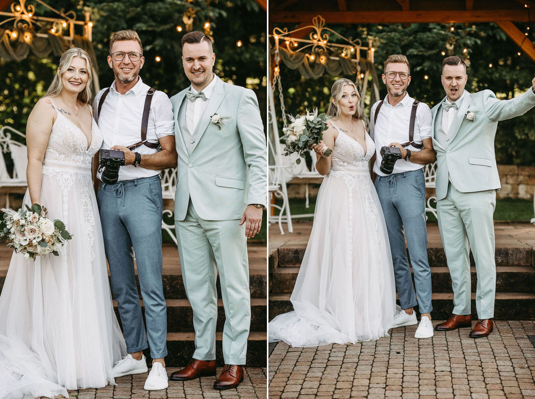 Selfi: Das Brautpaar macht ein Foto zusammen mit dem Hochzeitsfotografen Ben Pfeifer (Lichtecht-Hochzeitsfotografie)