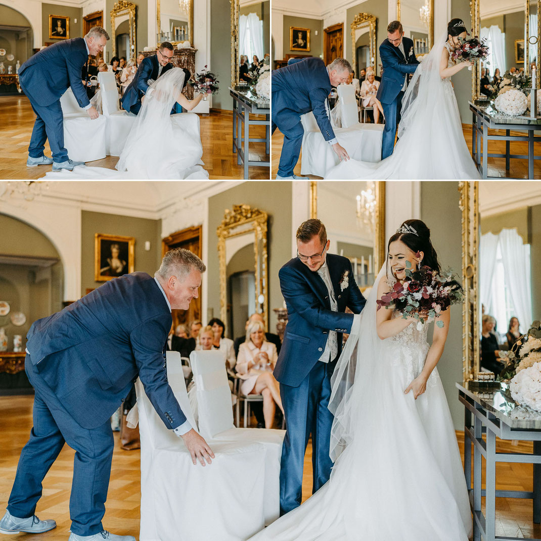 Lustiger Moment bei der Trauung: Braut Julia verfehlt vor Aufregung ihren Stuhl im Schloss Lichtenwalde.