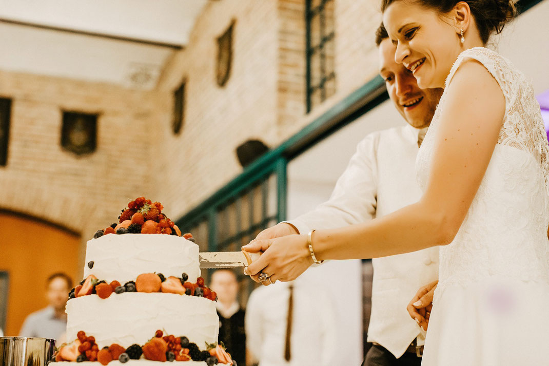 hochzeitstorte mit beeren (erdbeeren, brombeeren, heidelbeeren)