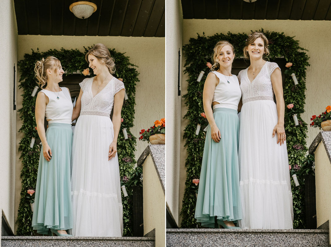 Ready-to-go: Fertig gestylte Braut Sylvie kurz vor der Abfahrt zur Kirche Dorfchemnitz – Fotografie Dresden.