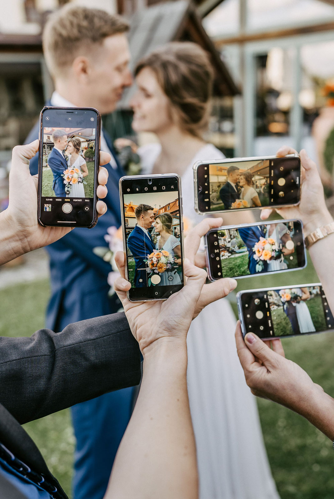 Hochzeitsfotograf Dresden: Fröhliches Gruppenfoto der gesamten Hochzeitsgesellschaft auf der Terrasse im Hotel Neue Höhe. Lichtecht-Hochzeitsfotografie.